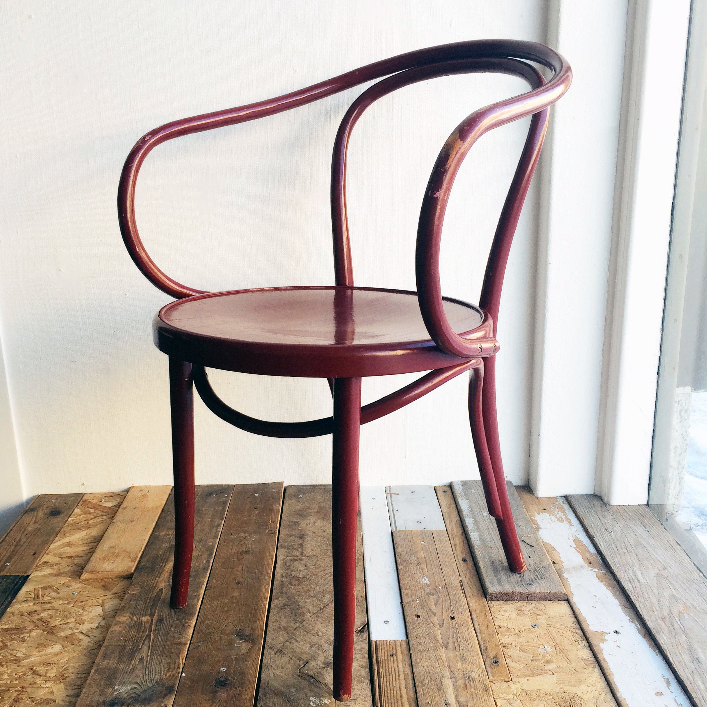 FABRIKEN_karmstol_burgundy