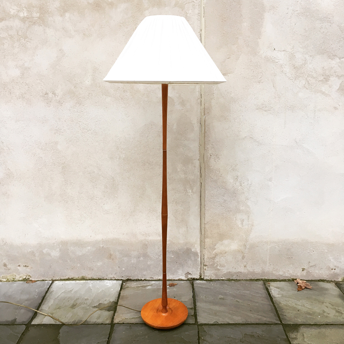 fabriken_golvlampa_teak