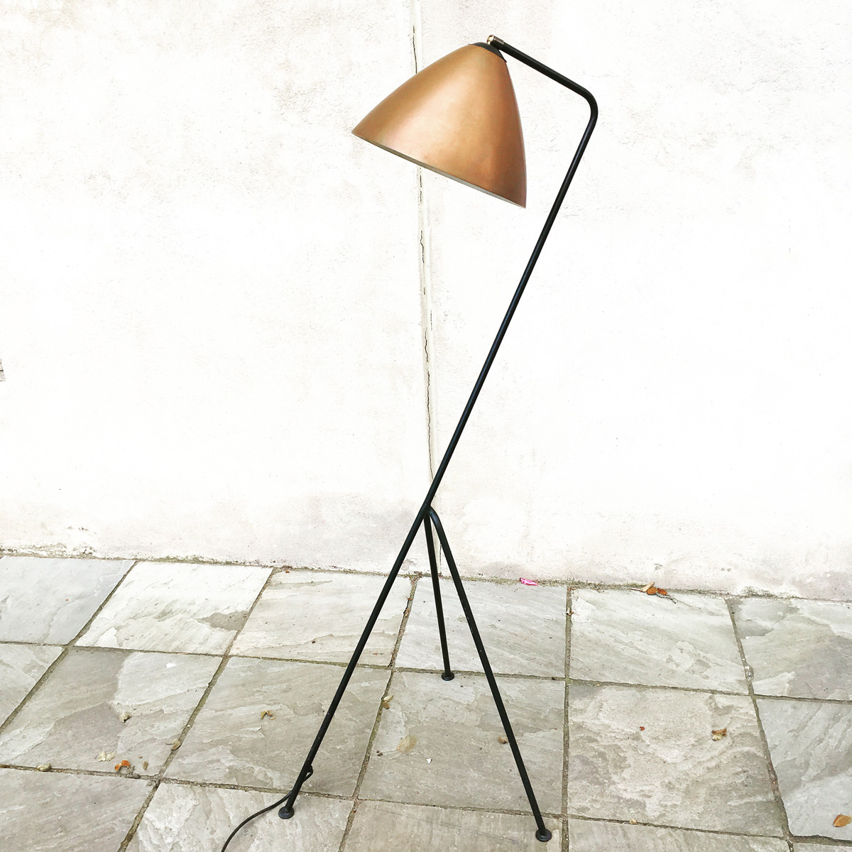 FABRIKEN_golvlampa_3bent_koppar